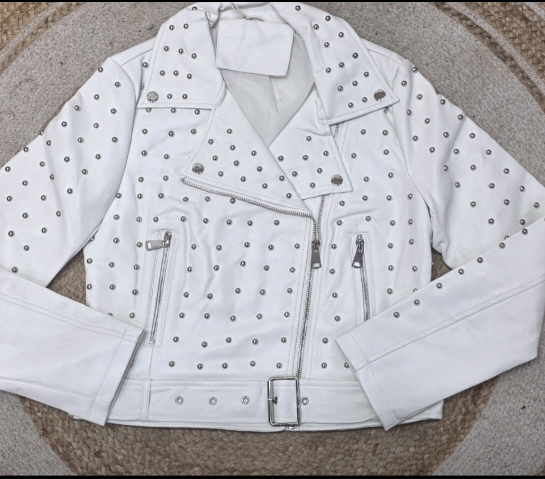 Chaqueta de polipiel y tachuelas