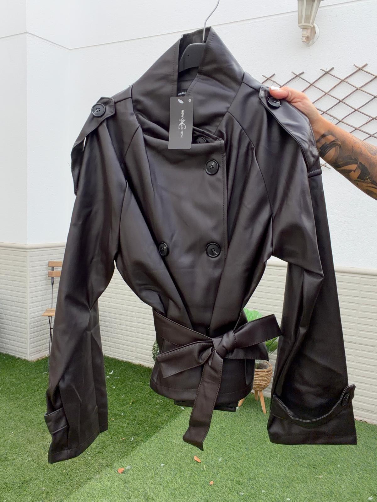 Gabardina corta polipiel